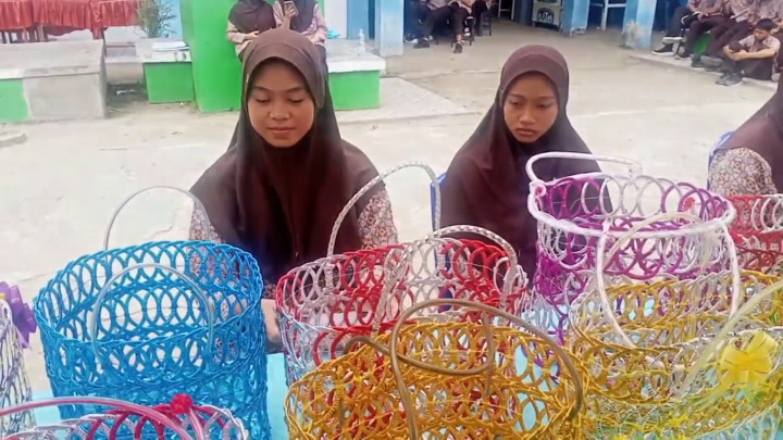 Kreatif! Siswa SMA di Sinjai Gelar Lomba Daur Ulang Sampah Plastik