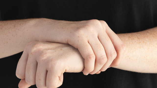 Kamu Suka Alami Tangan Gemetar? Ternyata Inilah Penjelasan Medisnya