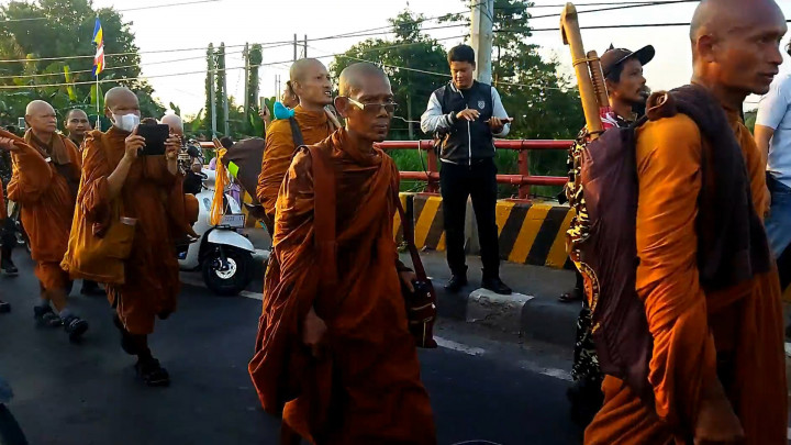 32 Biksu dari Thailand Jalan Kaki Menuju Borobudur Tiba di Brebes