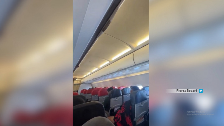 Viral! Pilot Nyanyi Lagu Coldplay di Pesawat