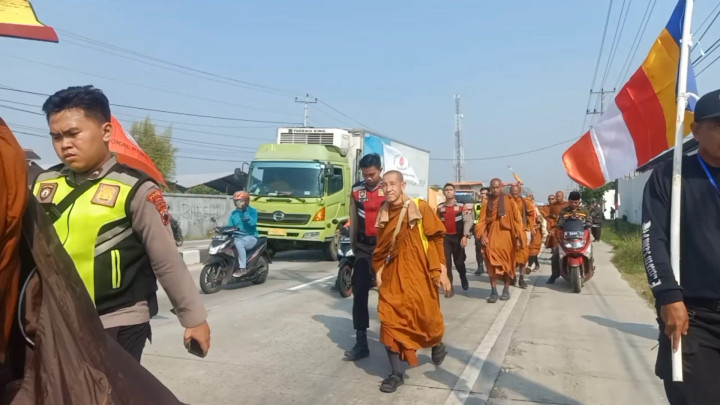 Jalan Kaki dari Thailand, 32 Biksu Sudah Sampai Jalan Pantura Pemalang