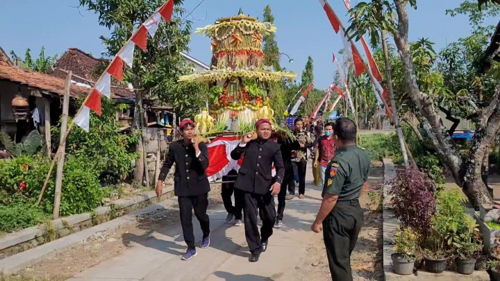 Meriah! Ratusan Warga Pati Ikuti Tradisi Arak 12 Gunungan