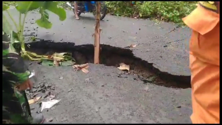 Tanah Bergerak,  Jalan dan Belasan Rumah Warga Retak di Bulukumba