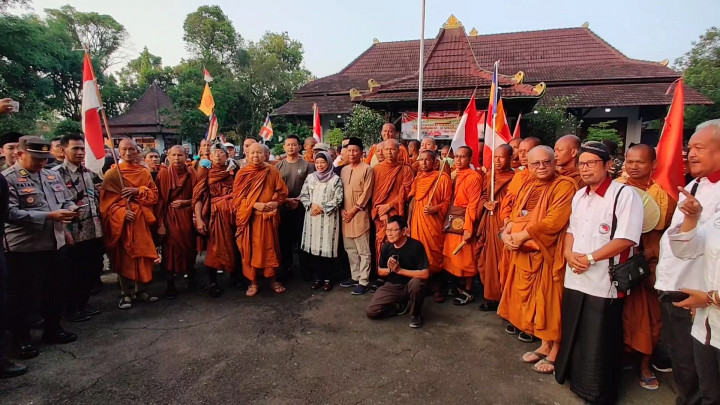 Rombongan Biksu Tiba di Batang, Petani Berikan Hasil Bumi