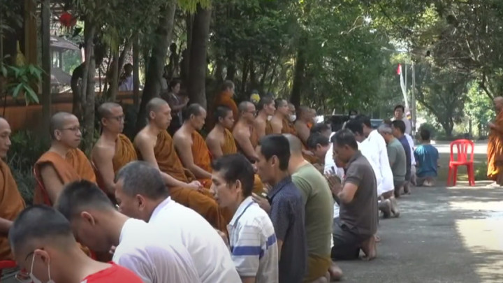 Prosesi Penahbisan Peserta Pabbajja Samanera dan Atthasila