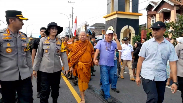 Jalan Kaki ke Borobudur, Rombongan Biksu Thailand Tiba di Magelang