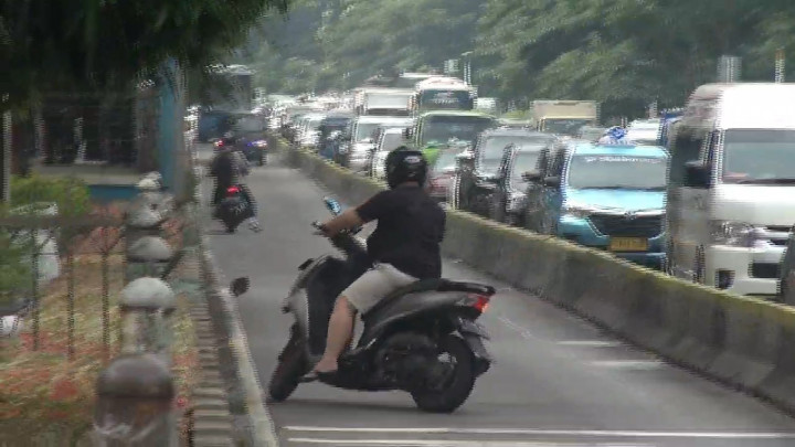 Momen Pemotor Terjatuh saat Hindari Razia Jalur Busway di Jakut