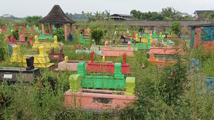 Unik! Hilangkan Kesan Angker, Makam di Malang Dicat Warna-warni