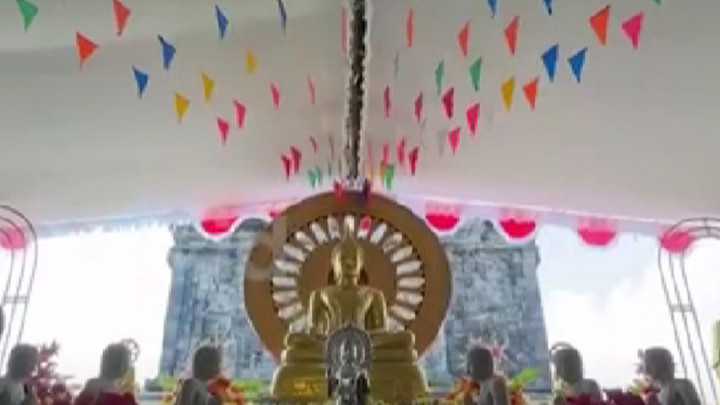 Begini Persiapan Altar Menjelang Waisak di Candi Mendut