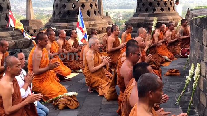 Tiba di Candi Borobudur, 32 Biksu Thudong Bermeditasi dengan Khidmat