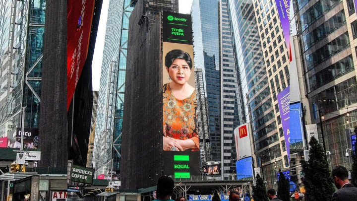 Wajah Titiek Puspa Terpampang di Billboard Times Square New York