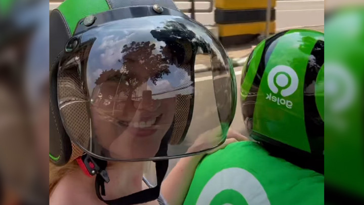 Bahagia! Stacey Ryan Nikmati Jalan-Jalan Keliling Jakarta Naik Ojek Online