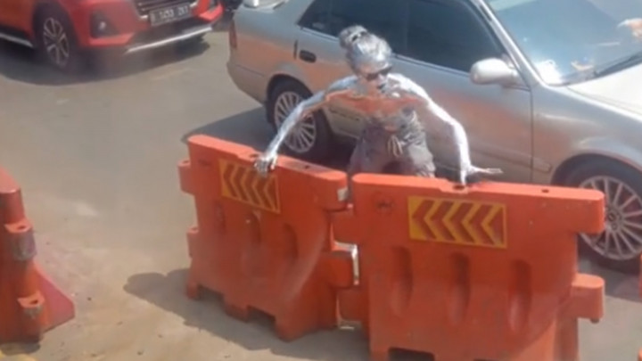 Viral! Aksi Heroik Manusia Silver Bantu Buka Jalan untuk Ambulans