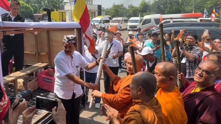 Detik-detik Upacara Ritual Pengambilan Api Dharma Waisak