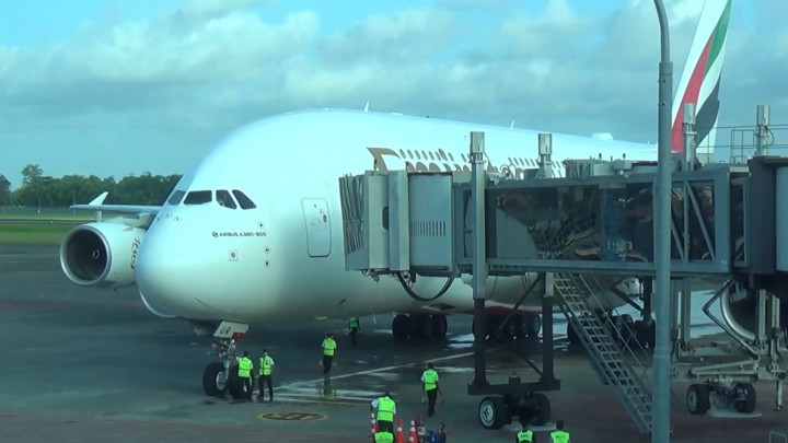 Wow! Momen Pesawat Terbesar di Dunia Airbus A380-800 Mendarat di Bali