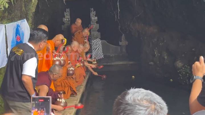Prosesi Pengambilan Air Berkah di Umbul Jumprit Jelang Waisak