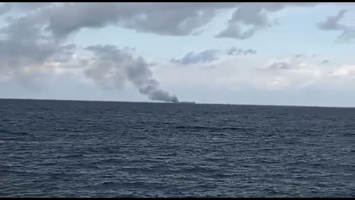 KRI Teluk Hading 538 Terbakar di Perairan Bira Bulukumba!