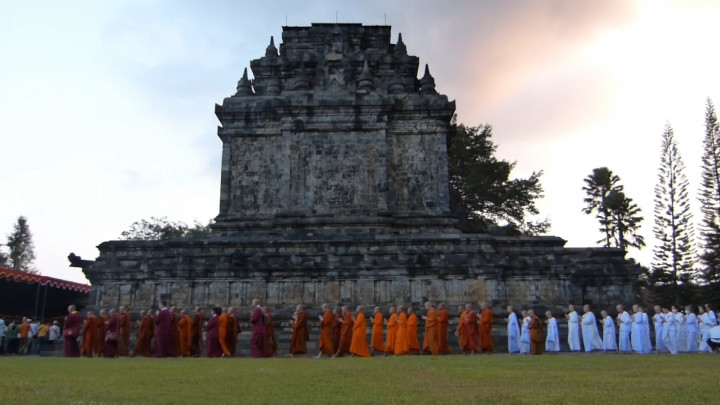 Puluhan Biksu Semayamkan Air Berkah Waisak di Candi Mendut