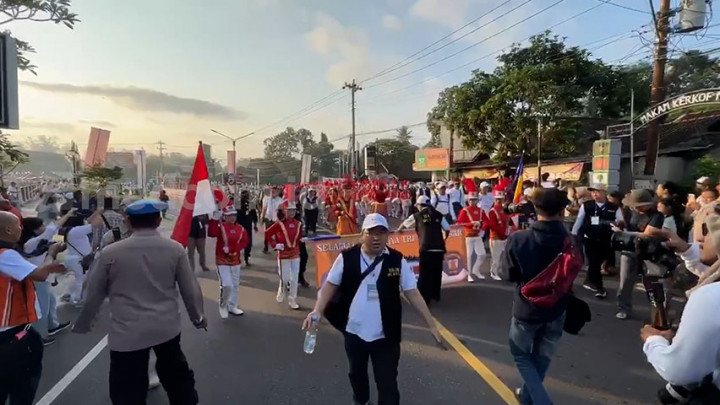 Kemeriahan Pawai dari Candi Mendut ke Candi Borobudur