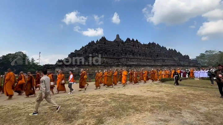 Biksu dan Umat Buddha Lakukan Pradaksina dengan Khusyuk