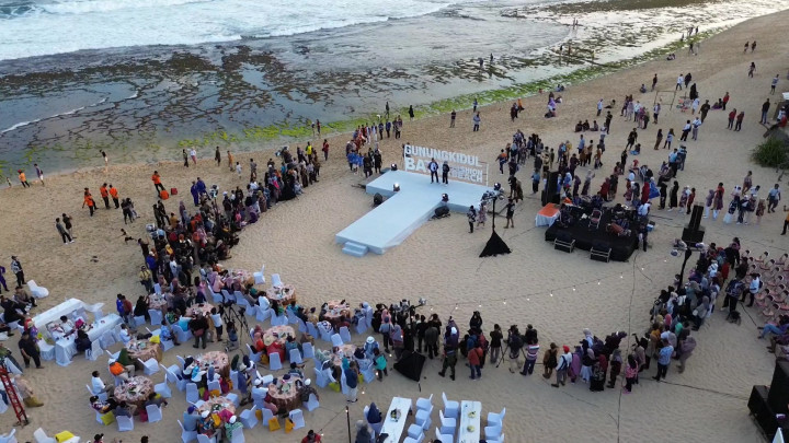 Meriah! Fashion Show Batik Digelar di Pantai Sepanjang Gunungkidul