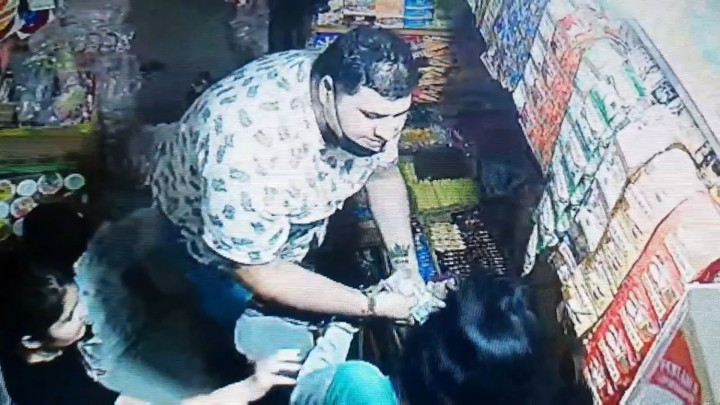 Terekam CCTV! WNA Hipnotis Pemilik Warung Kelontong di Jakarta Pusat
