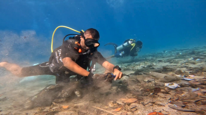 Hari Laut Sedunia, Penyelam Bersihkan Sampah Bawah Laut di Perairan Taman Nasional Komodo