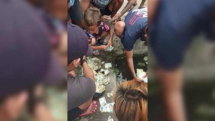 Heboh! Warga Sumedang Temukan Tumpukan Uang di Sawah