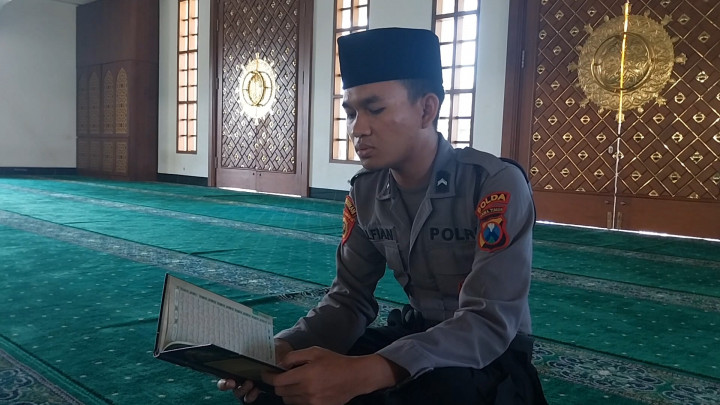 Wow! Anak Petani Hafiz Alquran Lolos Jadi Bintara Polisi