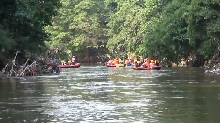Hari Lingkungan Hidup, Masyarakat Gelar Aksi Bersih-Bersih di Kali Ciliwung