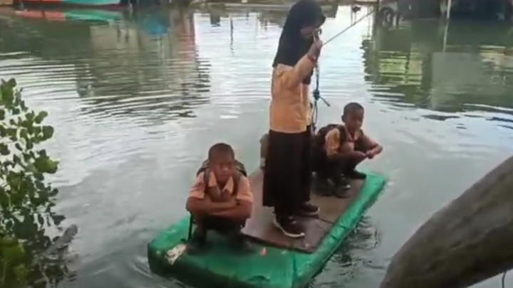 Miris! Demi Sekolah, Bocah SD di Luwu Terpaksa Sebrangi Sungai Pakai Perahu Gabus