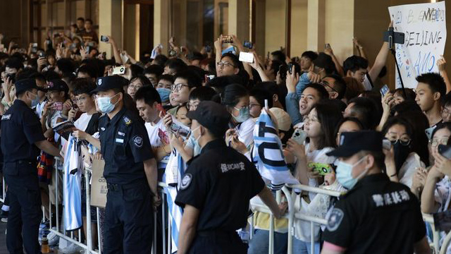 Messi Disambut Meriah Oleh Ratusan Fans di Beijing