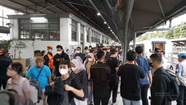 KAI Izinkan Penumpang Naik Kereta Lepas Masker