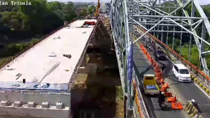 Terekam CCTV! Pemotor Ngamuk hingga Rusak Mobil dan Pembatas Jalan di Blitar