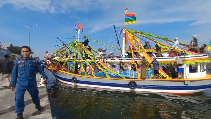 Unik! Tradisi Atter Hajien Ratusan Kapal Hias Antarkan Calon Haji di Probolinggo