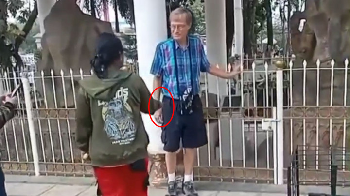 Viral! Turis Asing Dipalak Seorang Wanita di Palembang