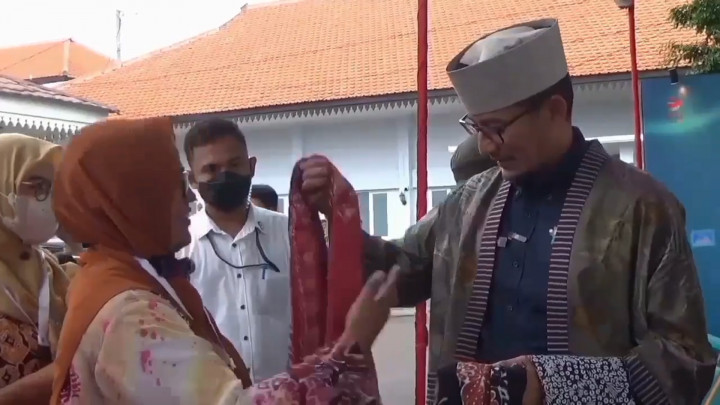 Pernah Dibeli Sandiaga Uno, Peci Goni Produksi Pengrajin Pasuruan Laris Manis