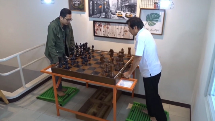 Kreatif! Warga Bandung Ciptakan Permainan Catur Sambil Olahraga