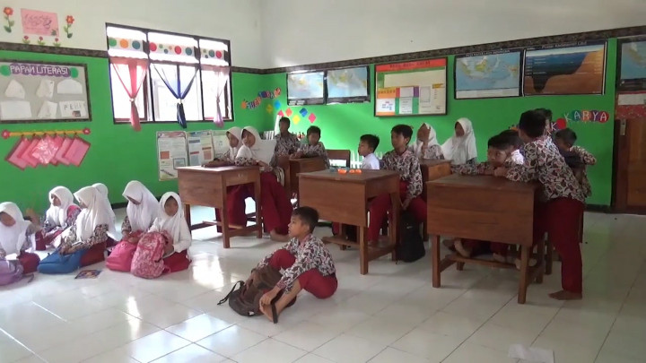 Miris! 5 Tahun Bangunan Sekolah Rusak, Siswa Belajar Bergantian