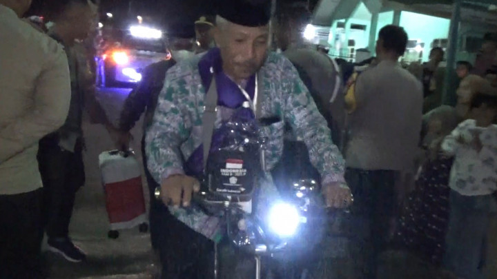 Unik! Seorang Jemaah Haji Lansia di Majene Naik Sepeda ke Lokasi Pemberangkatan