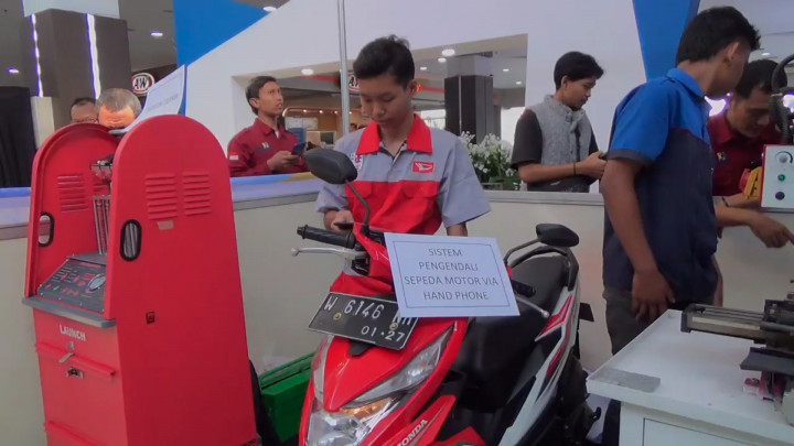 Keren! Siswa SMK Antartika Ciptakan Pengaman Motor Berbasis Android