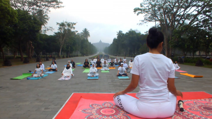 Hari Yoga Internasional, Wisatawan Nikmati Yoga Bersama di Candi Borobudur