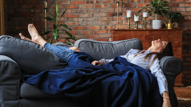 3 Tanda Kamu Punya Pacar Pemalas, Suka Nunda dan Cuma Omdo!