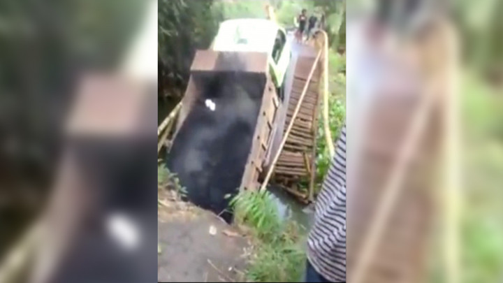 Akibat Google Maps, Truk Muatan Aspal Terperosok dan Rusak Jembatan di Musirawas
