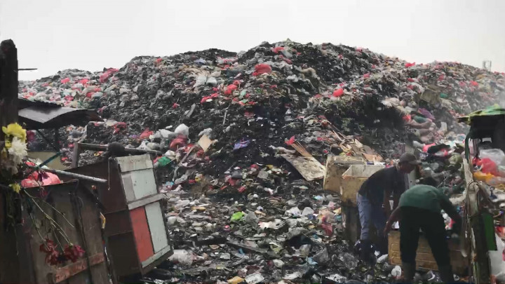Duh! Tumpukan Sampah Setinggi 10 Meter Resahkan Warga Bekasi