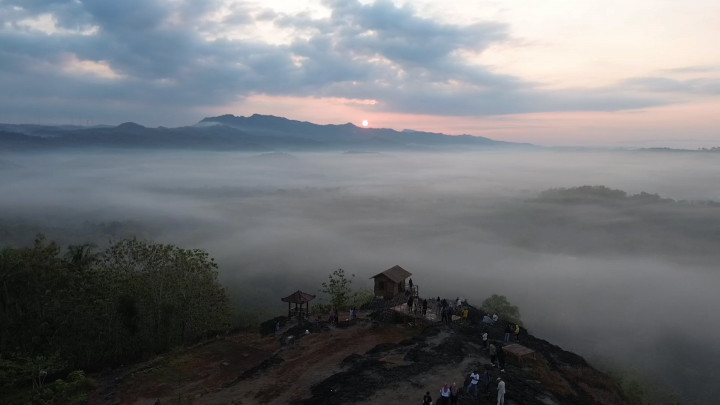 Wow! Melihat Pesona Matahari Terbit di Puncak Gunung Ireng