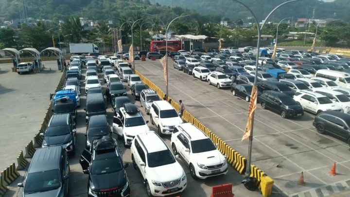 Suasana Kepadatan Pelabuhan Penyeberangan Merak Jelang Iduladha