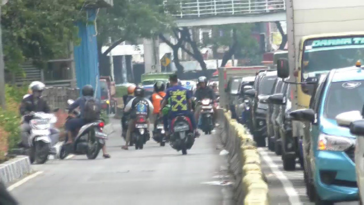 Hindari Razia Polisi, Pemotor Nekat Putar Balik dan Lawan Arah di Jalur Busway