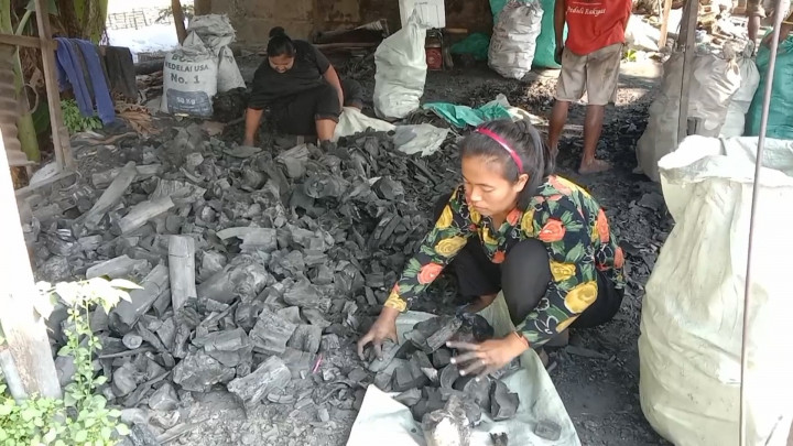 Berkah Iduladha, Produsen Arang di Bojonegoro Banjir Pesanan