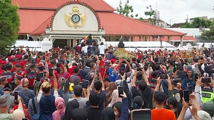 Peringati Iduladha, Ribuan Warga Berebut Gunungan Keraton Yogyakarta pada Tradisi Garebeg Besar
